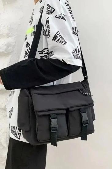 Siyah Palaska Detay Postacı Çanta