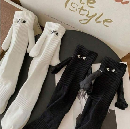 Mıknatıslı Elele Tutuşan Çift Siyah Beyaz Çorap